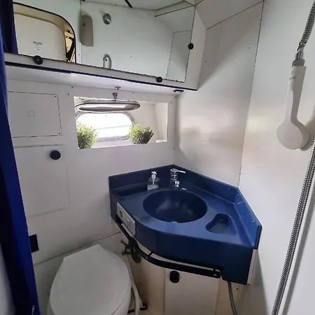 Yate Gijon, Experiencia Unica N Hotel na wodzie Gijón