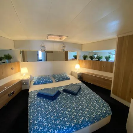 Hotel na wodzie Yate Gijon, Experiencia Unica N *