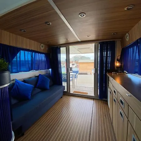 Yate Gijon, Experiencia Unica N Hotel na wodzie *